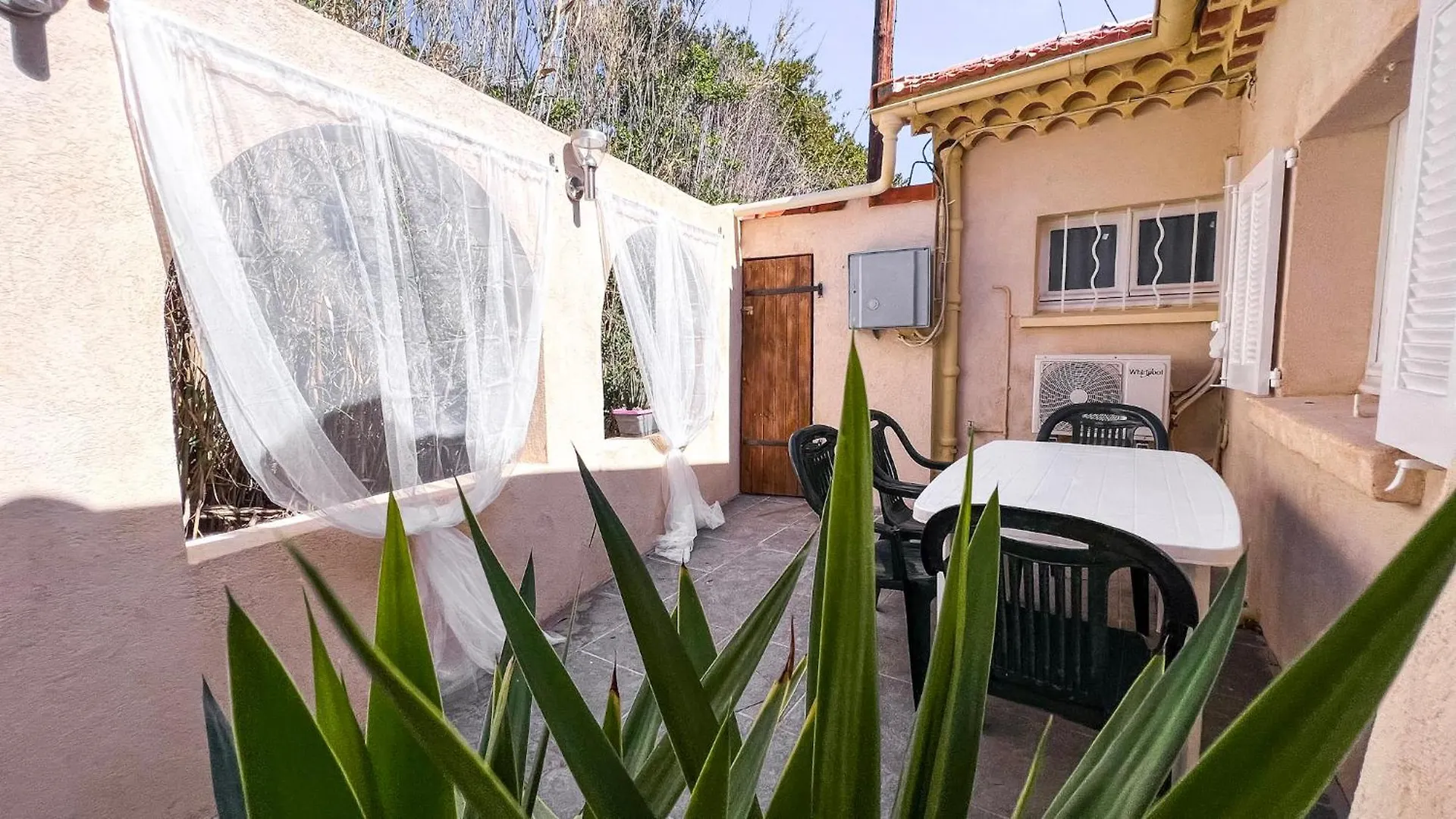 Reve D'Azur En Bord De Mer, Studio Avec Piscine Partagee, Parking Barbecue, Draps Inclus A La Nartelle Sainte-Maxime Holiday home