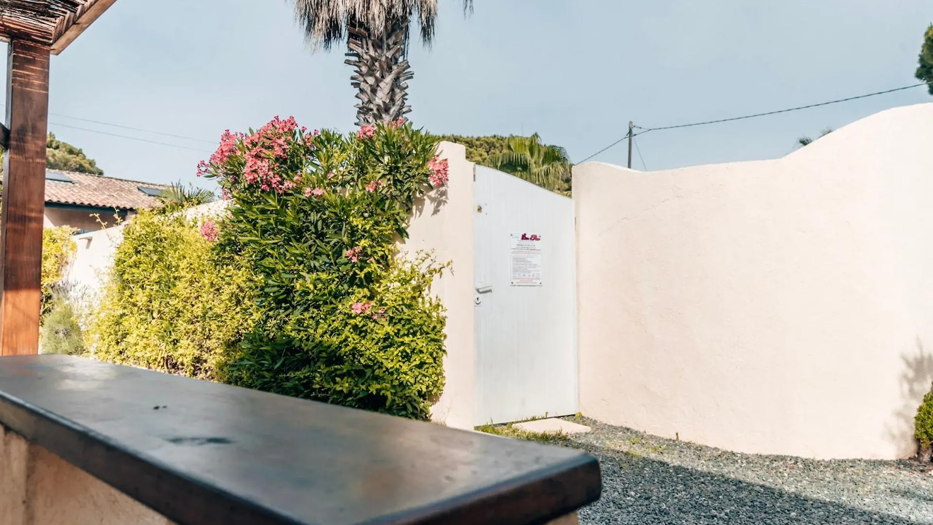 Reve D'Azur En Bord De Mer, Studio Avec Piscine Partagee, Parking Barbecue, Draps Inclus A La Nartelle Sainte-Maxime Holiday home