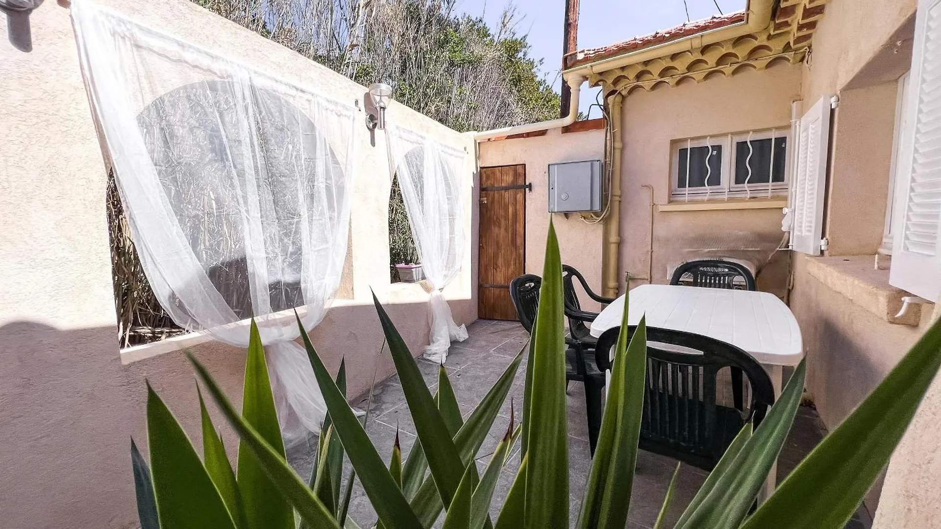 Reve D'Azur En Bord De Mer, Studio Avec Piscine Partagee, Parking Barbecue, Draps Inclus A La Nartelle Sainte-Maxime 0*,  France
