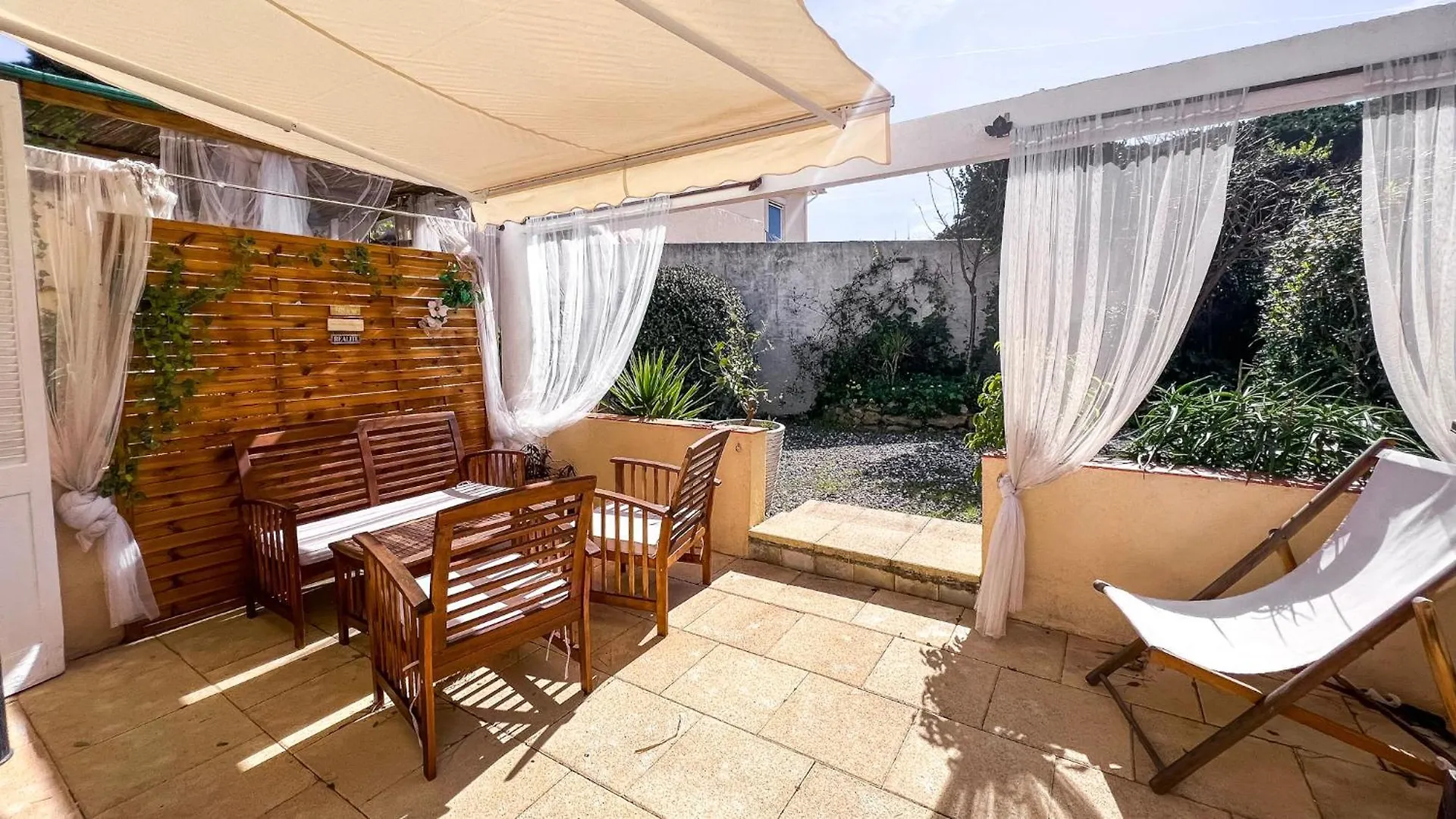 Reve D'Azur En Bord De Mer, Studio Avec Piscine Partagee, Parking Barbecue, Draps Inclus A La Nartelle Sainte-Maxime France