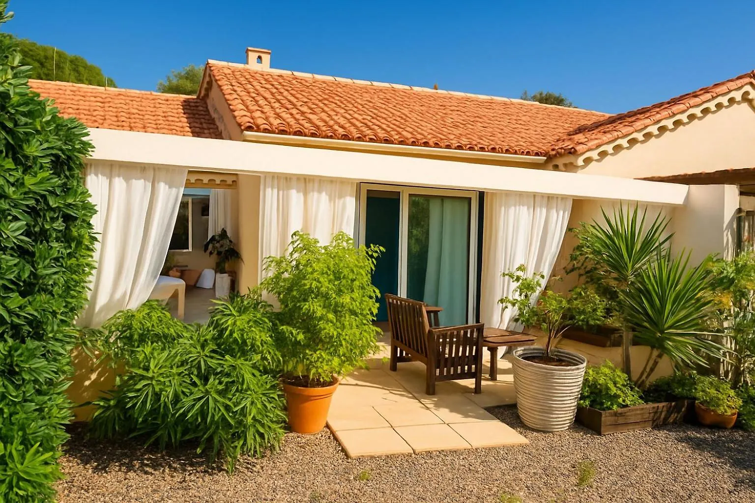 Reve D'Azur En Bord De Mer, Studio Avec Piscine Partagee, Parking Barbecue, Draps Inclus A La Nartelle Sainte-Maxime Holiday home